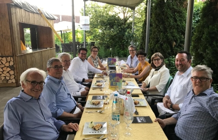 Beim Abendmeeting zu Ehren von PDG Claudia Grander Barbieri im Garten des Klosters Dornach.