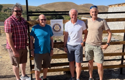 La delegazione di Davos all'inaugurazione del «Rotary Davos Alp Nurmaeisa» nel settembre 2025